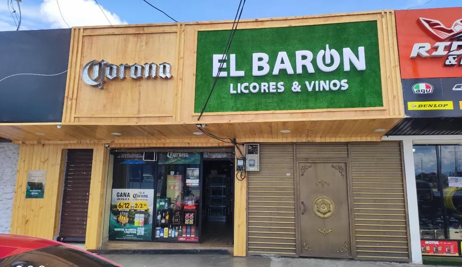 Fachada de tienda con rótulo corpóreo de Corona